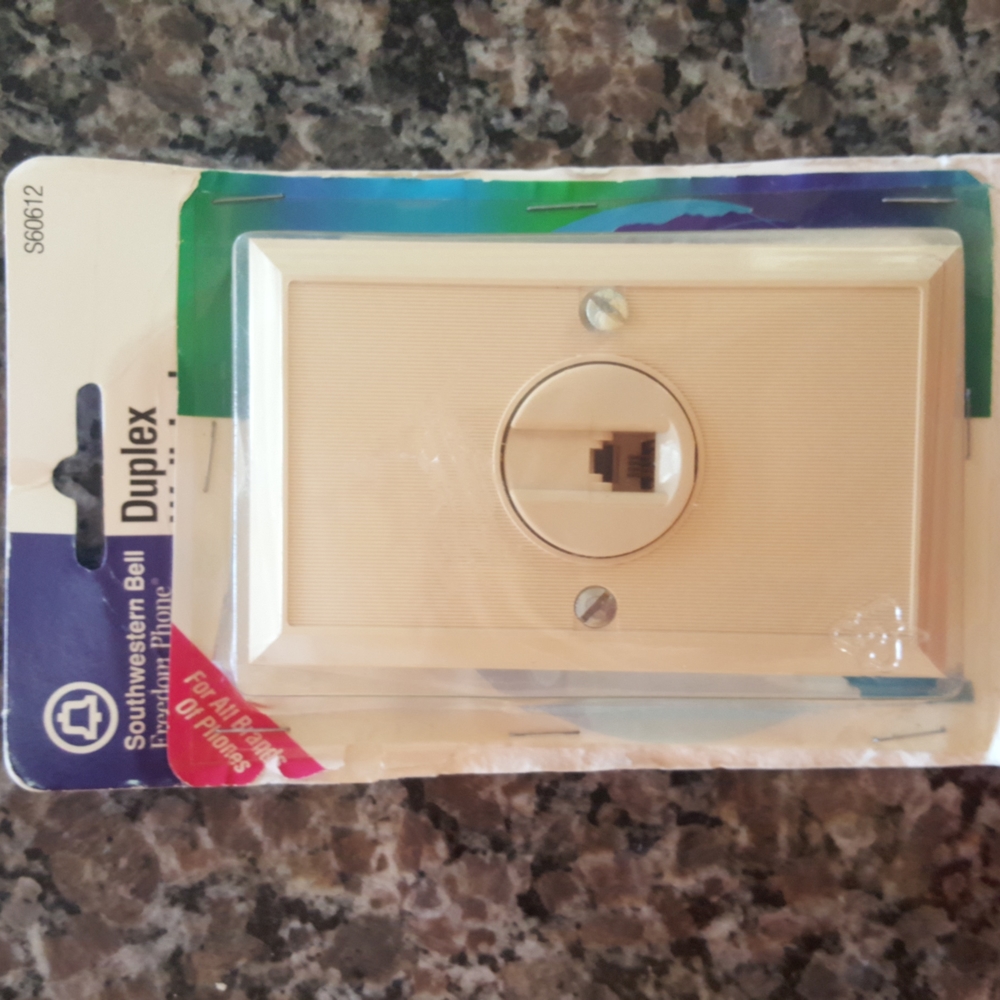 Southwestern Bell DUPLEX WALL JACK  S60612 new in package for all brands of phon